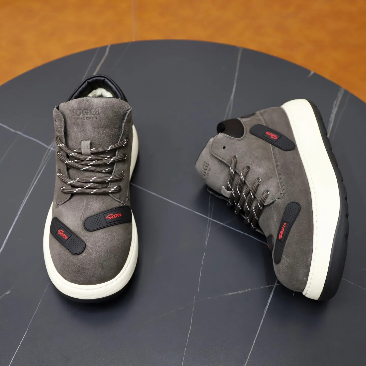 Ex-factory price: 680💰Thick wool imported from Australia Brand: UGG genuine purchase Size: 39-44 Grade: Official website 1:1 Material: First layer of genuine leather waterproof and antifreeze upper Real wool lining Original non-slip soft wear-resistant outsole Style category: Men's casual shoes Trendy style Comfortable on the feet Color: Official website color synchronization